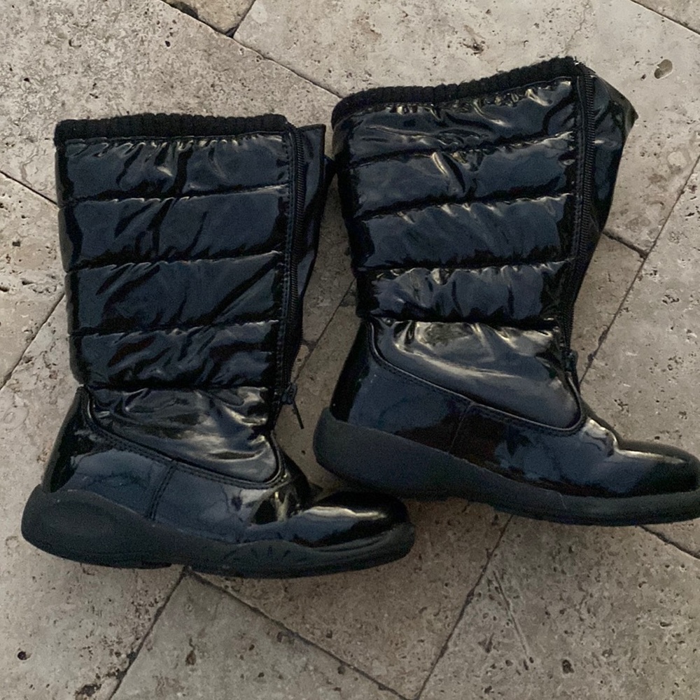 Girls tundra boots.